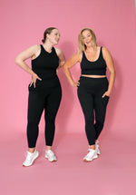 zdjęcie przedstawia dwie uśmiechnięte dziewczyny w dopasowanych do sylwetki czarnych topach i legginsach BalticBird