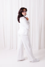 Modelka w białych spodniach dresowych Loose z bawełny premium, z szerokimi nogawkami i elastycznym pasem, w sportowo-casualowym stylu