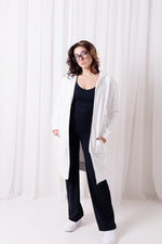 Bluza Long White – długa bluza damska z kieszeniami i kapturem, bawełna premium.