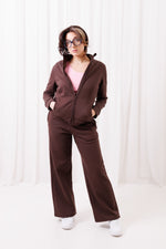 Modelka w brązowej bluzie BalticBird Straight z zamkiem i kieszeniami, sportowy styl w eleganckim wydaniu