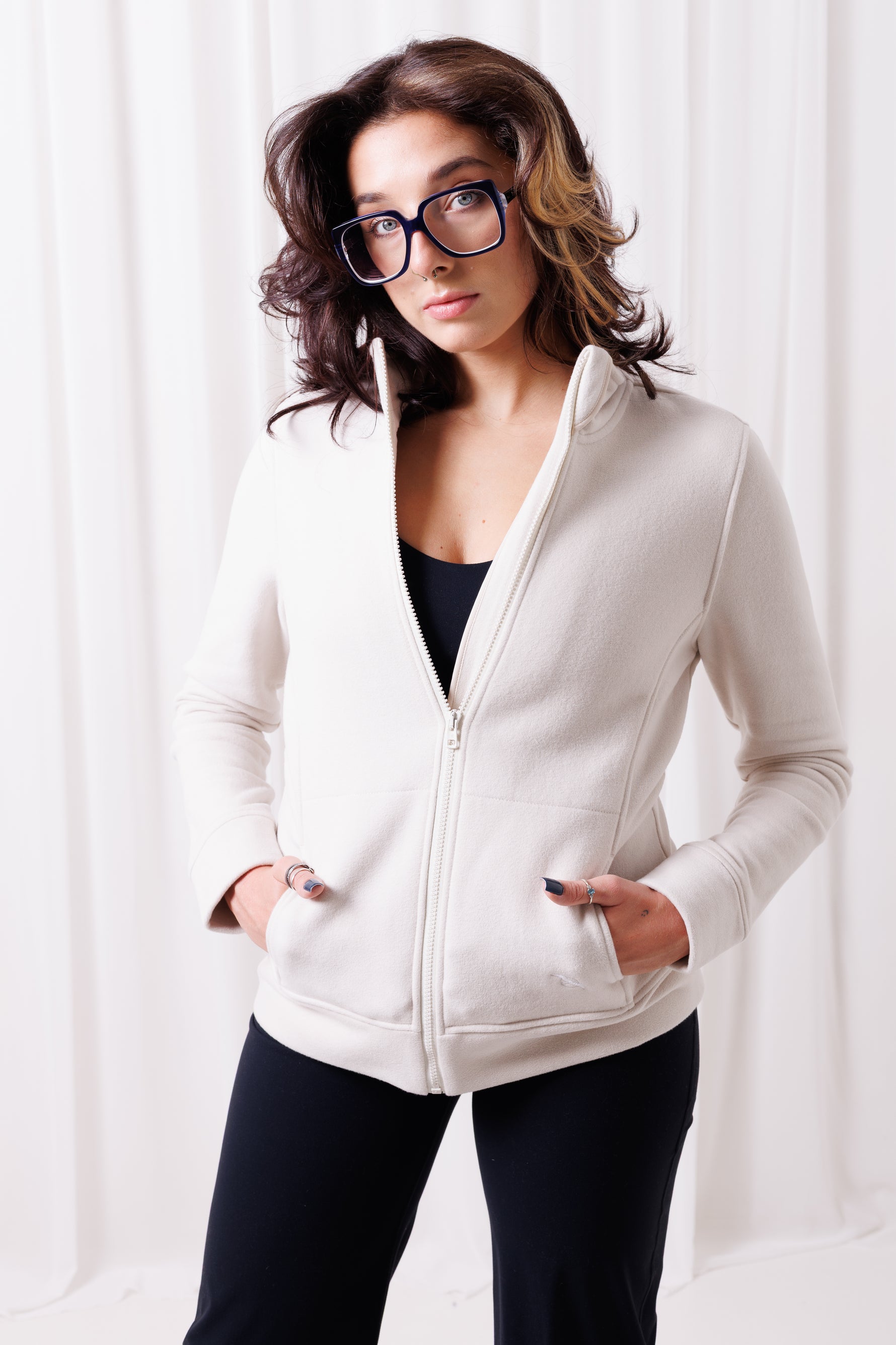 Bluza BalticBird Straight ecru z zamkiem i stójką, fason dopasowany, wygodna i elegancka.