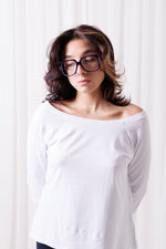 Zbliżenie dekoltu w łódkę w koszulce Peach Soft z bawełny a’la Supima, biała