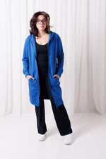 Detal kieszeni i logo BalticBird na niebieskiej bluzie Long Blue.