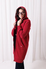 Bordowa bluza Long Bordo z bawełny premium – widok z boku, kieszenie i kaptur.