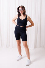 Krótkie legginsy damskie BalticBird, super miękkie i elastyczne, idealne do ćwiczeń i codziennego stylu – polska marka z Gdańska.