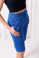 Detal materiału i sznurków w spodenkach BalticBird Short Loose Blue.