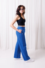 Modelka w niebieskich spodniach dresowych Loose, luźne nogawki i wysoki pas, stylowy casual BalticBird.