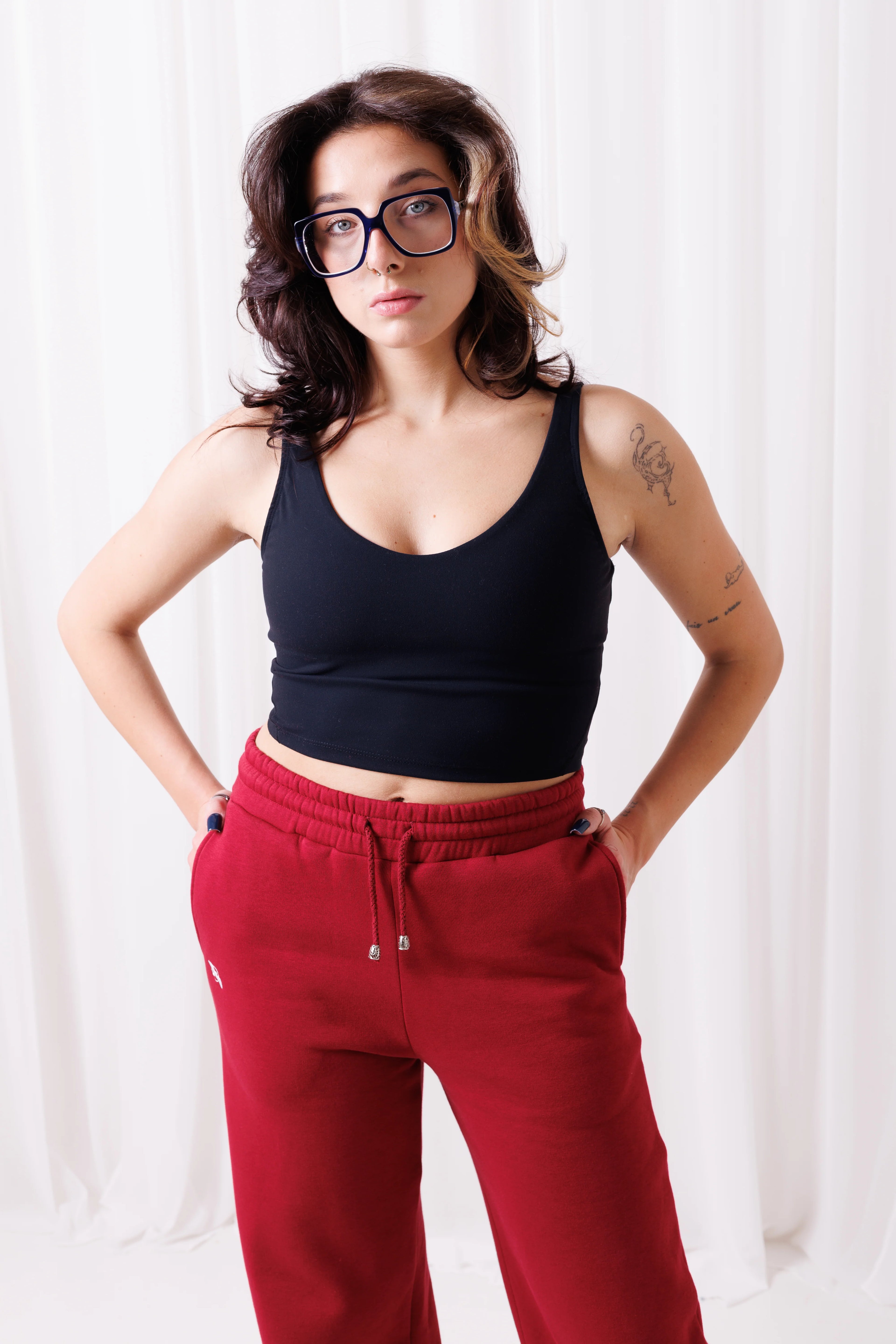 Modelka w niebieskich spodniach dresowych BalticBird Loose Bordo z bawełny premium – szeroka nogawka, elastyczny pas i sportowa elegancja.