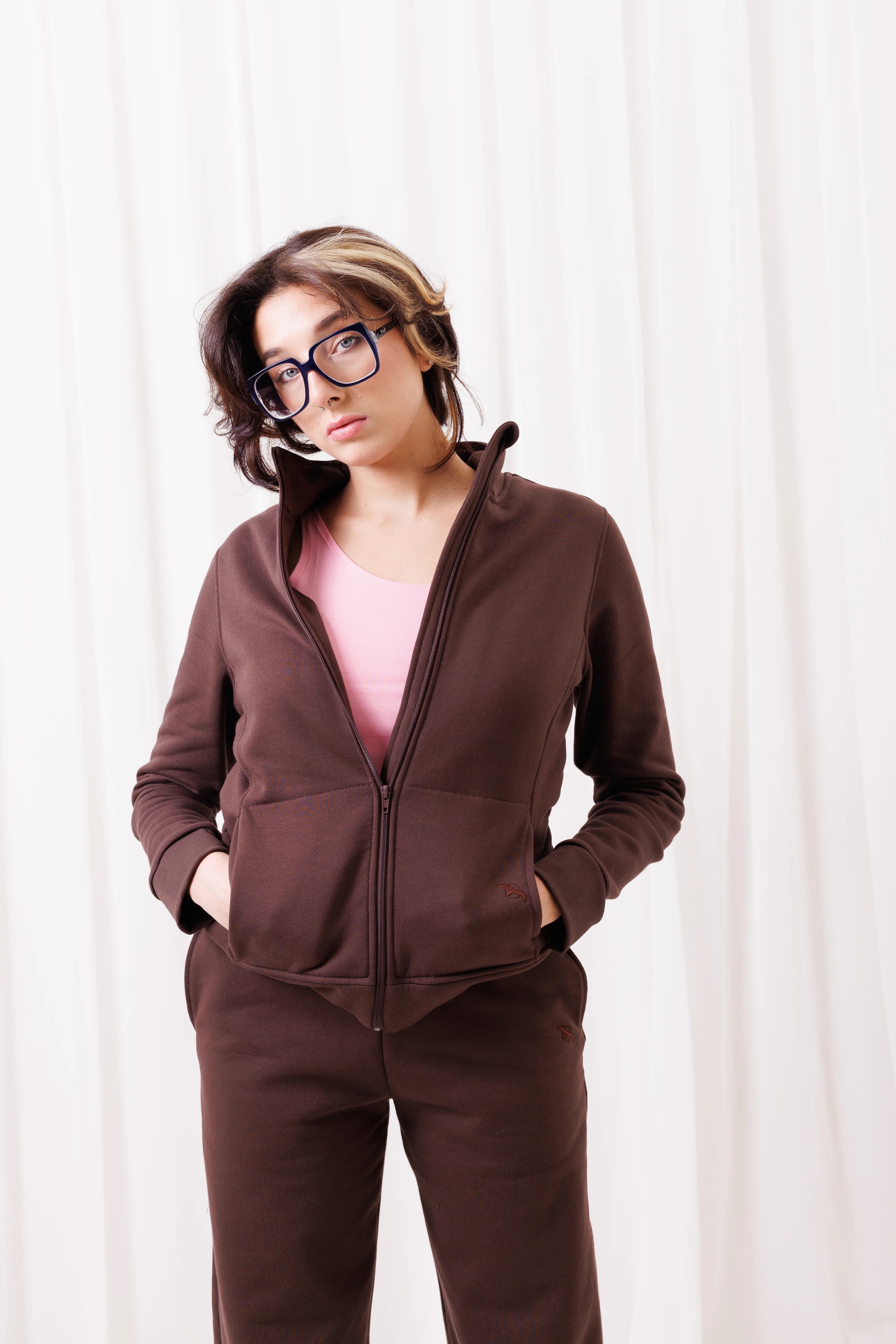 Modelka w brązowej bluzie BalticBird Straight, zapinanej na zamek, z kieszeniami, uszytej w Polsce z miękkiej dresówki premium