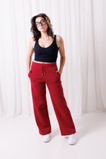 Modelka w komplecie BalticBird – bordowe spodnie Loose i czarny top, minimalistyczny, casualowy look.