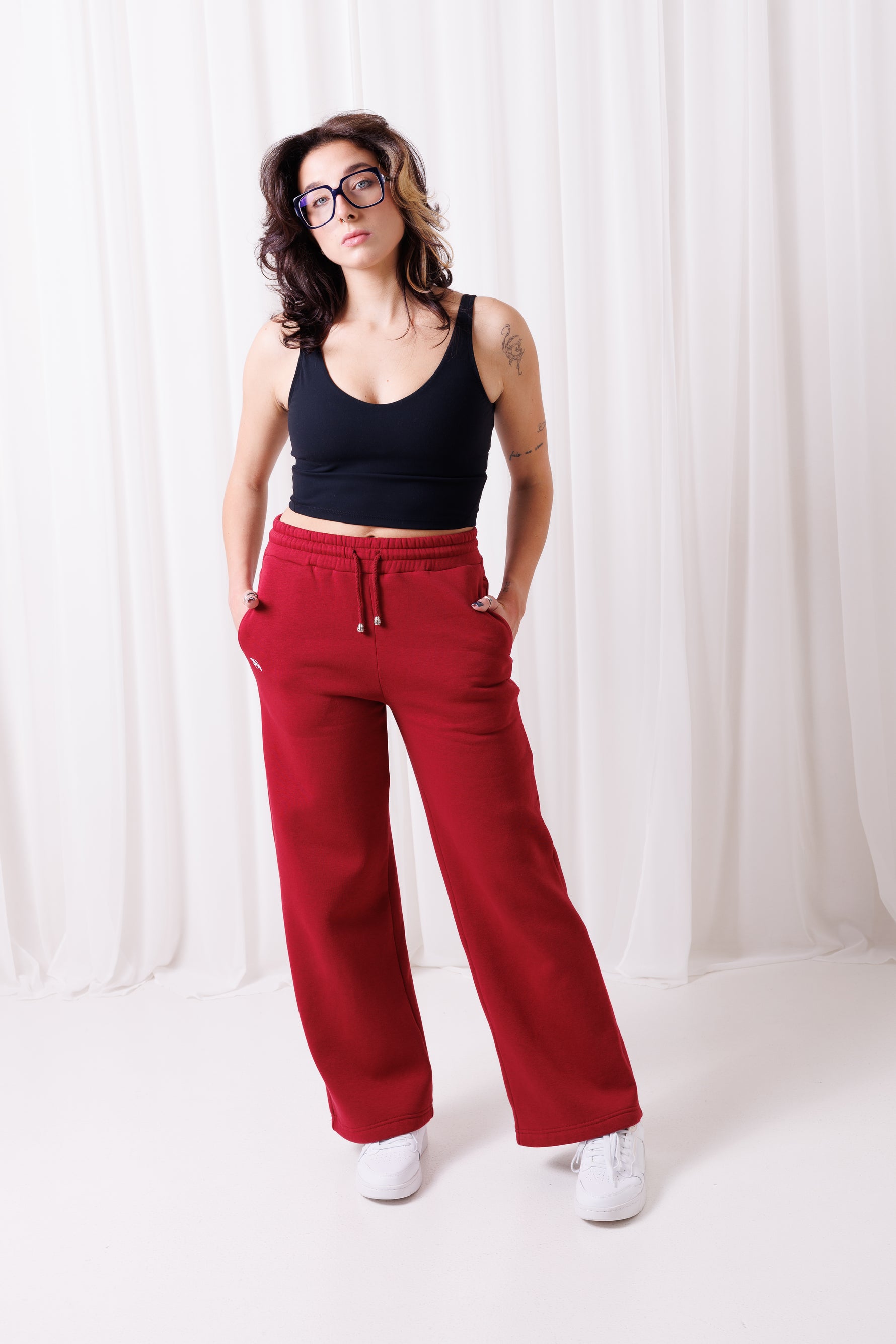 Modelka w komplecie BalticBird – bordowe spodnie Loose i czarny top, minimalistyczny, casualowy look.