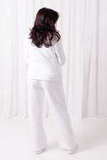 Modelka w białym zestawie BalticBird – spodnie Loose i bluza Papaya, stylowy total white look z bawełny premium.