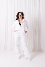 Modelka w białym zestawie BalticBird – spodnie Loose i bluza Papaya, stylowy total white look z bawełny premium.