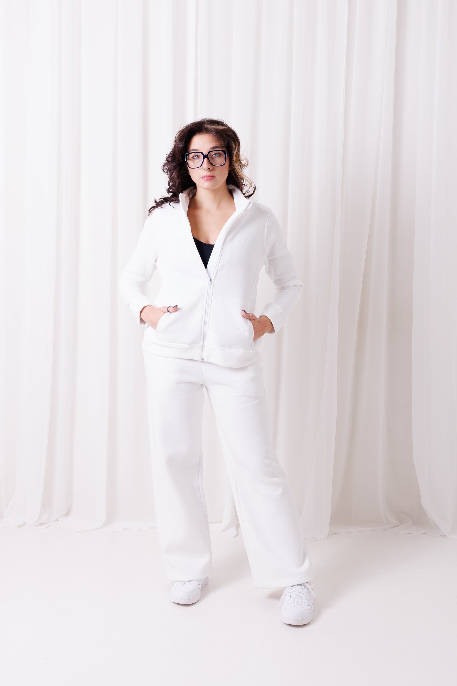 Modelka w białym zestawie BalticBird – spodnie Loose i bluza Papaya, stylowy total white look z bawełny premium.