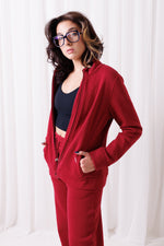 Bluza BalticBird Straight w kolorze bordo, z elegancką stójką i zamkiem, dopasowana do kobiecej sylwetki.