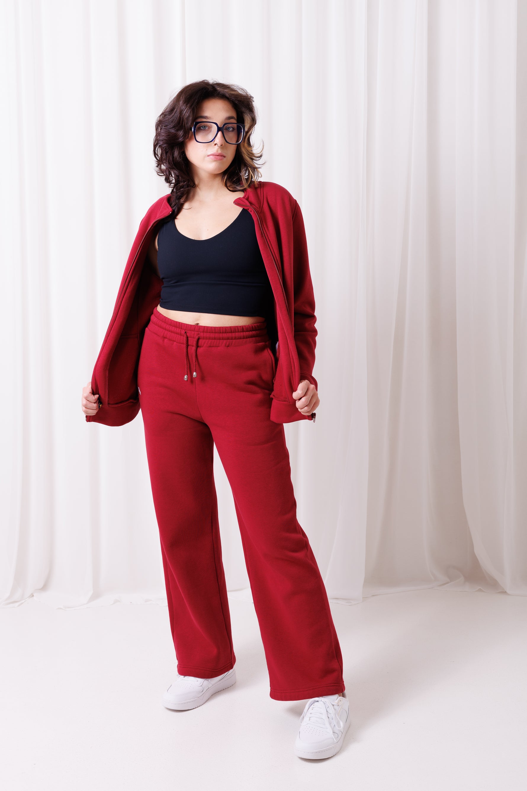 Modelka w bordowej bluzie BalticBird Straight, sportowo-casualowy look z czarnym topem i spodniami.