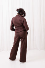 Brązowa bluza BalticBird Straight na modelce, fason dopasowany do kobiecej sylwetki, komfortowa odzież sportowa plus size.