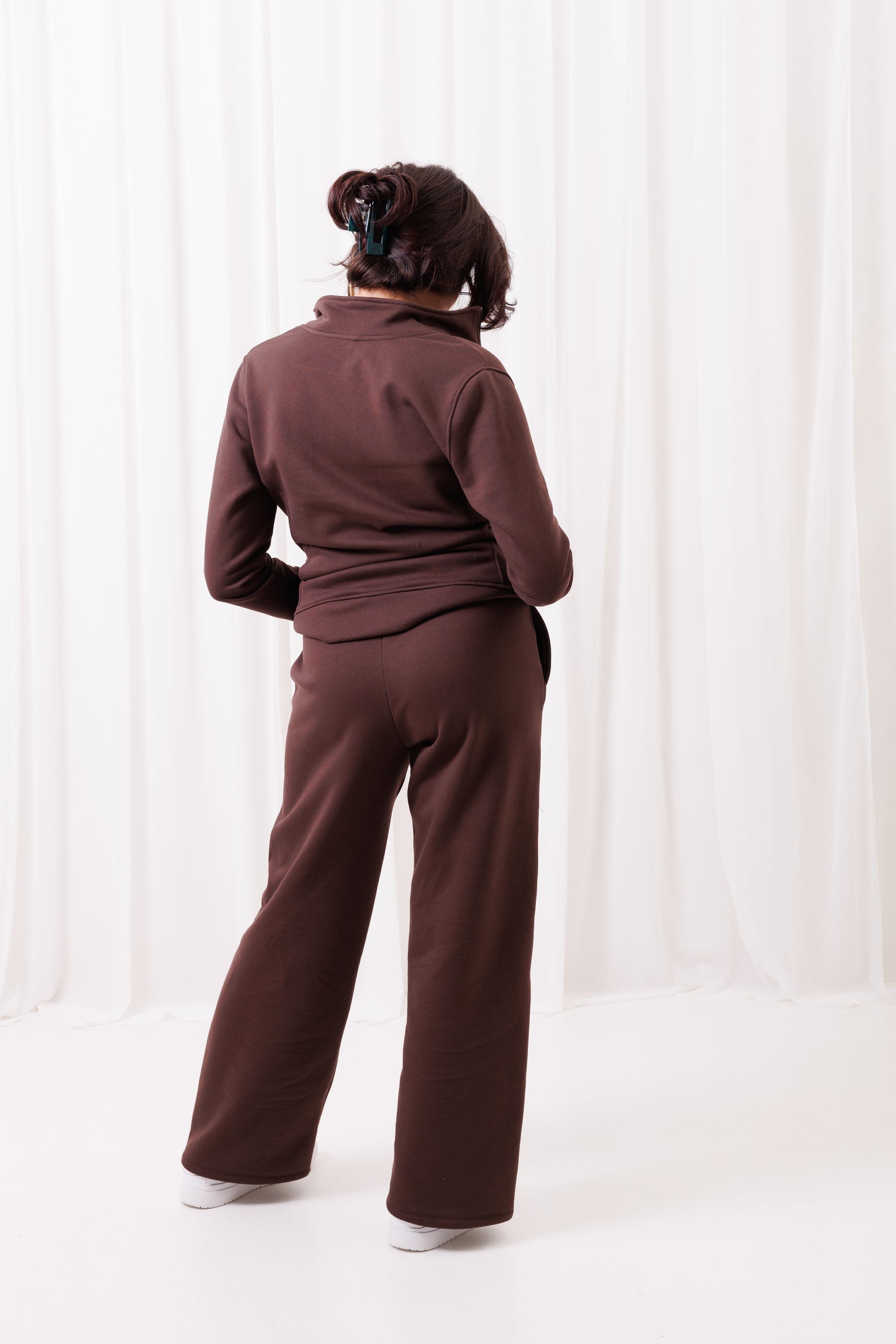 Brązowa bluza BalticBird Straight na modelce, fason dopasowany do kobiecej sylwetki, komfortowa odzież sportowa plus size.