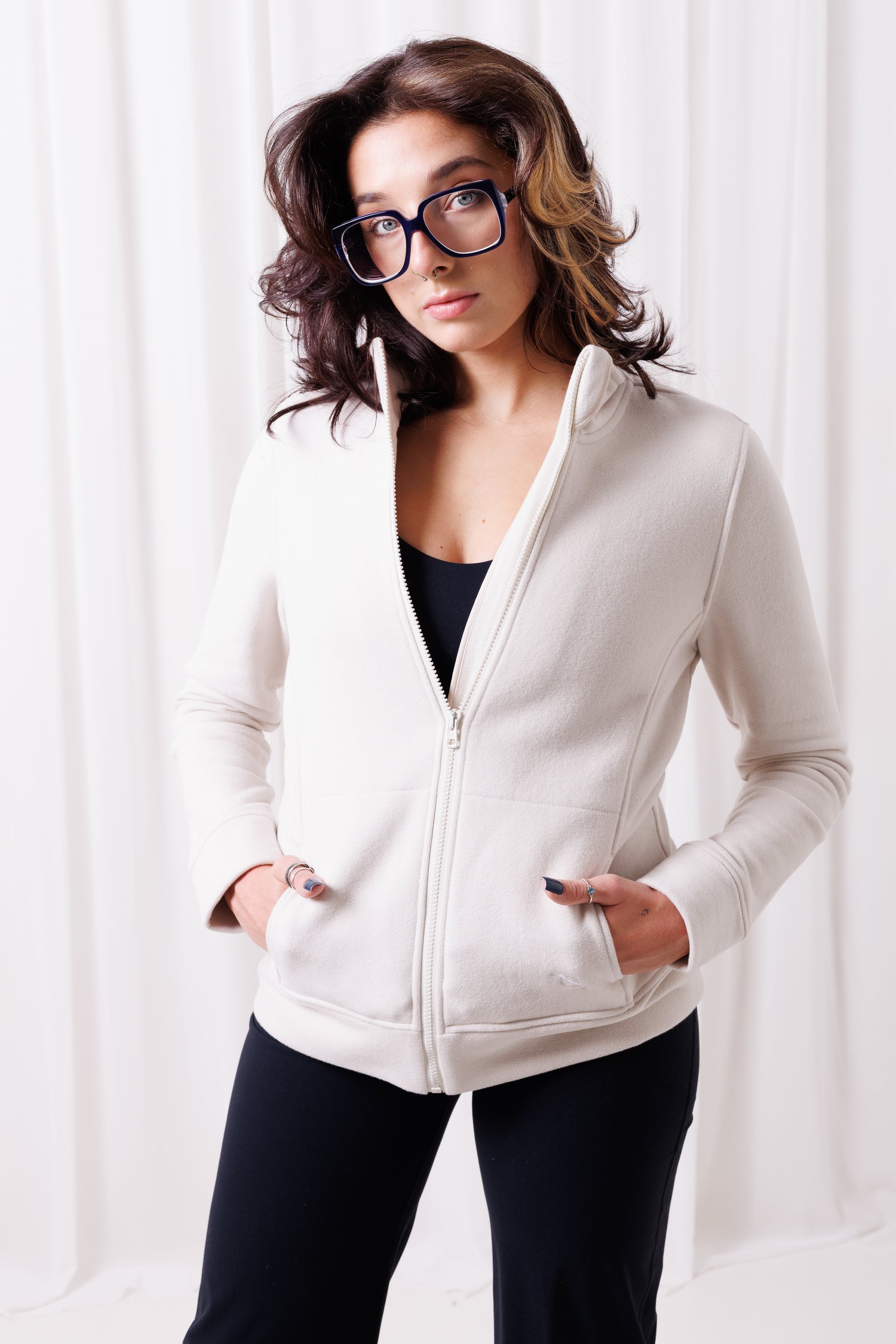 Bluza BalticBird Straight ecru z zamkiem i stójką, fason dopasowany, wygodna i elegancka.