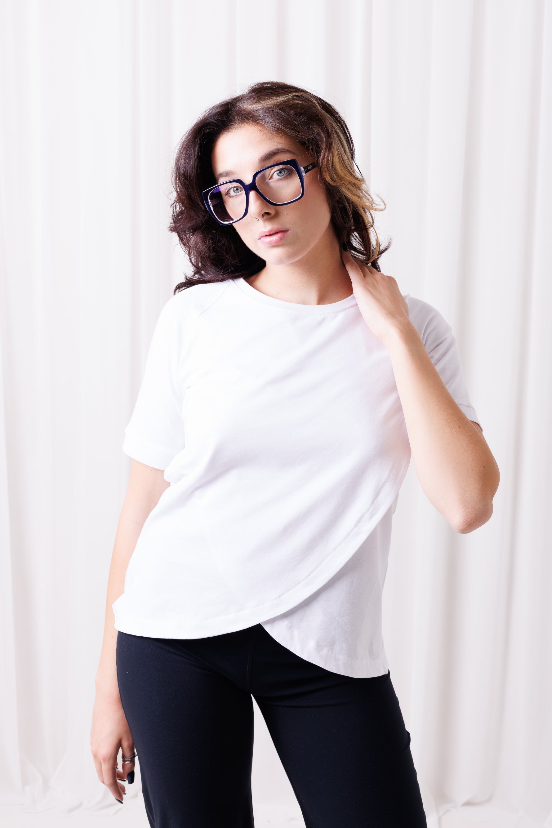 Papaya Supima – t-shirt damski Gdańsk, detal kroju z przodu w ruchu
