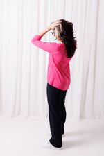 Peach Soft fuksja – profil boczny na modelce, lekko rozszerzany krój, do legginsów