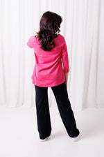 Peach Soft fuksja – widok z tyłu z uniesionymi włosami, przedłużony tył zakrywający pośladki