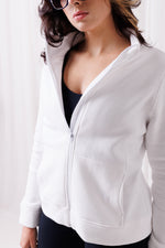 bluza-biala-balticbird-zblizenie.webp