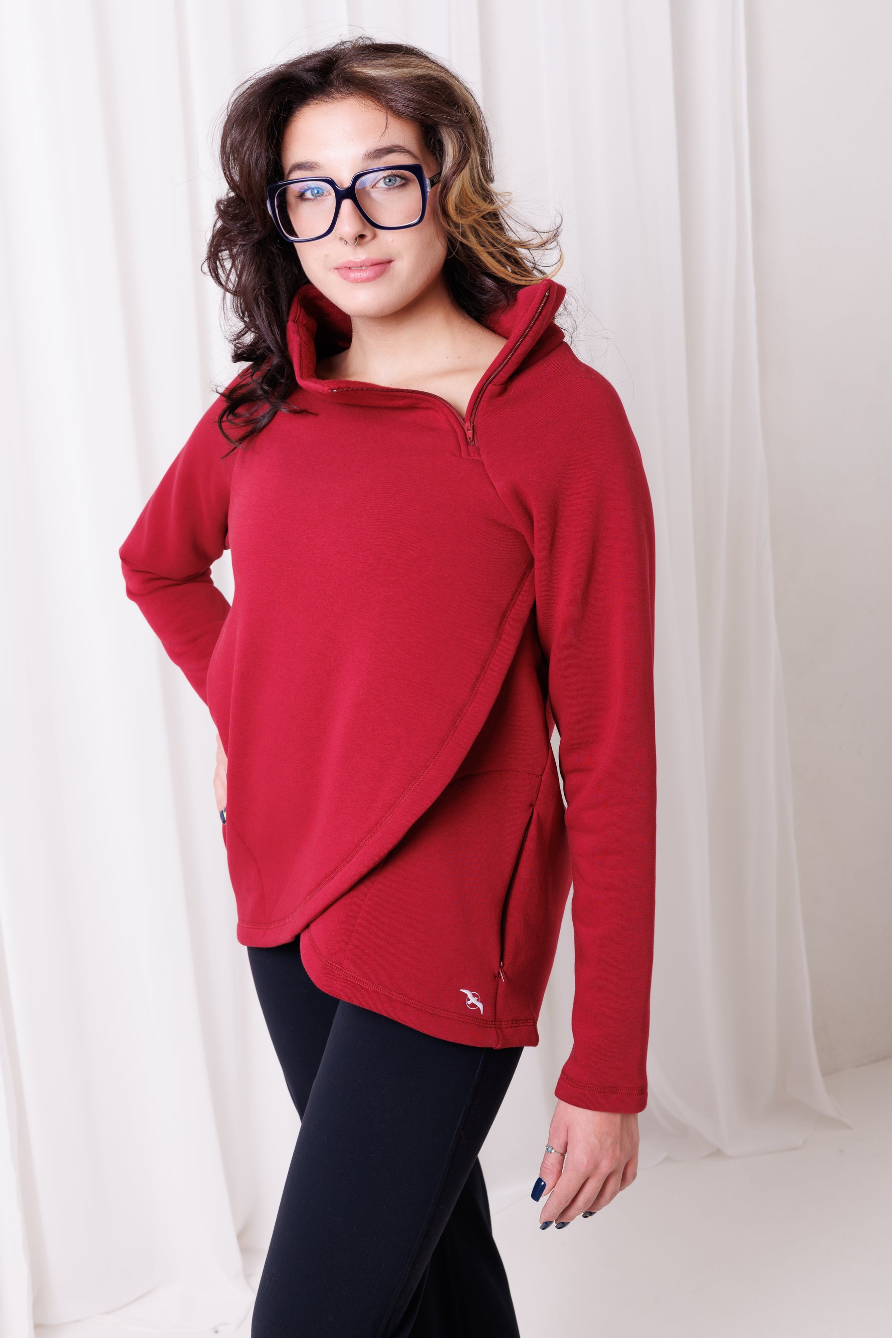 Bluza Papaya Bordeaux z krótkim zamkiem i stójką – sportowa elegancja w kobiecym stylu.
