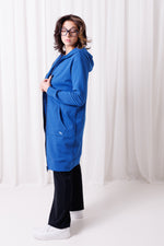 Niebieska bluza Long Blue z bawełny premium – widok z boku, kaptur i kieszenie.