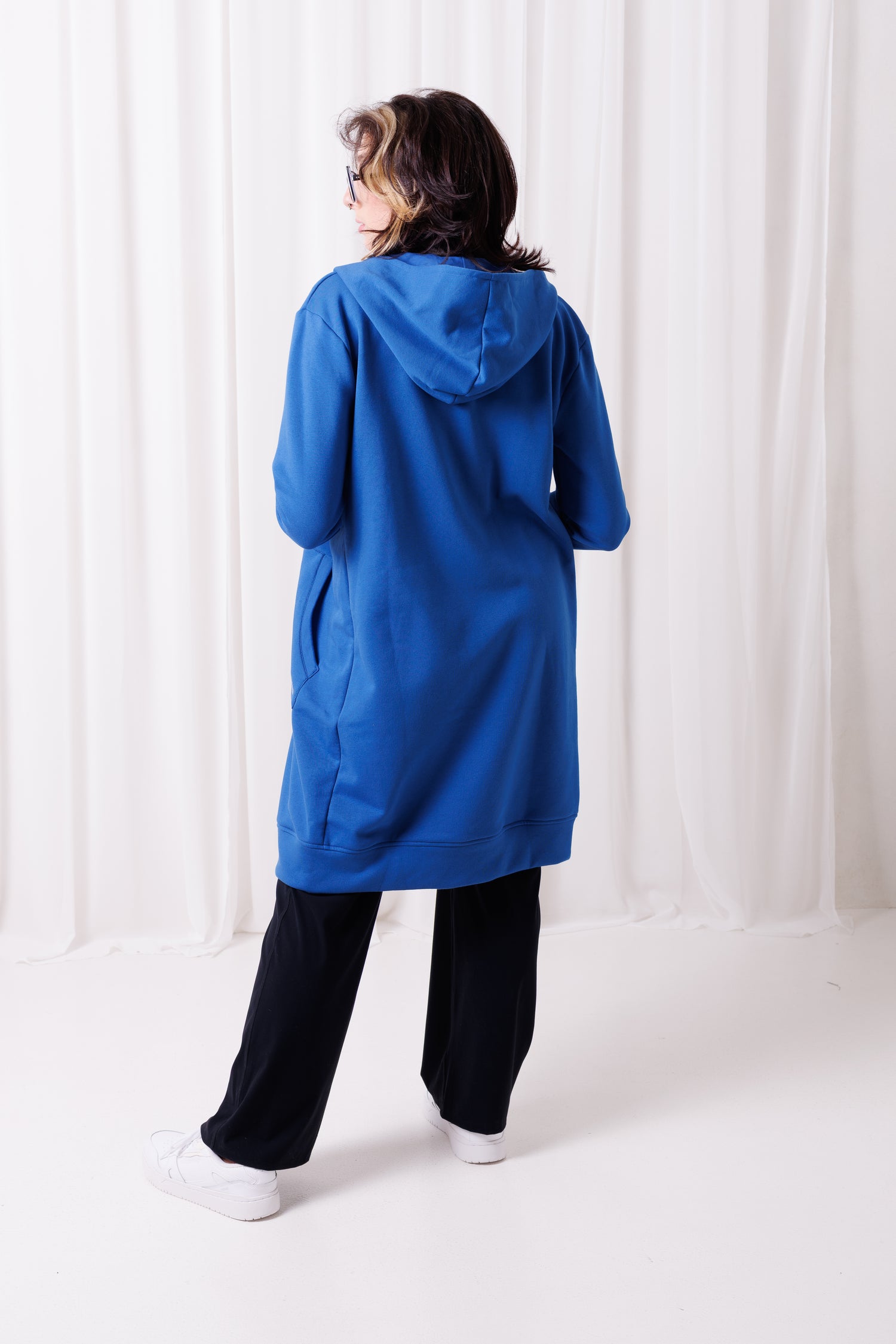 Bluza Long Blue BalticBird – widok z tyłu, oversize’owy krój do kolan.
