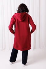 Bluza Long Bordo BalticBird – widok z tyłu, kaptur i długość do kolan.