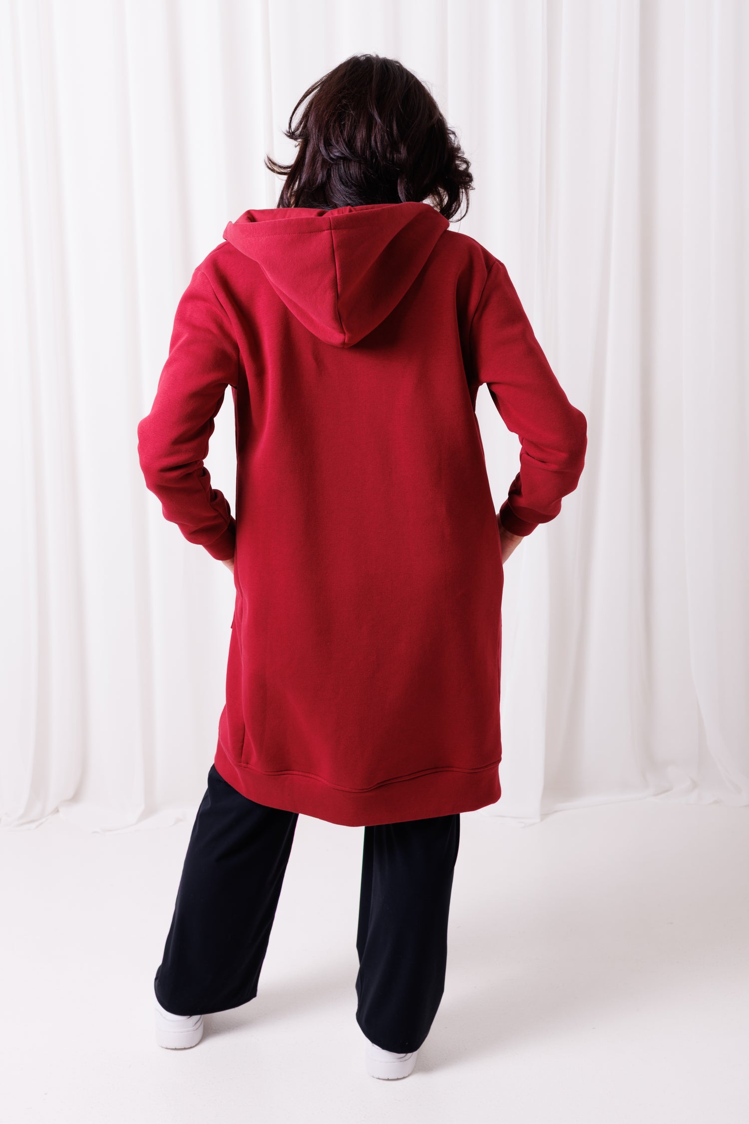 Bluza Long Bordo BalticBird – widok z tyłu, kaptur i długość do kolan.