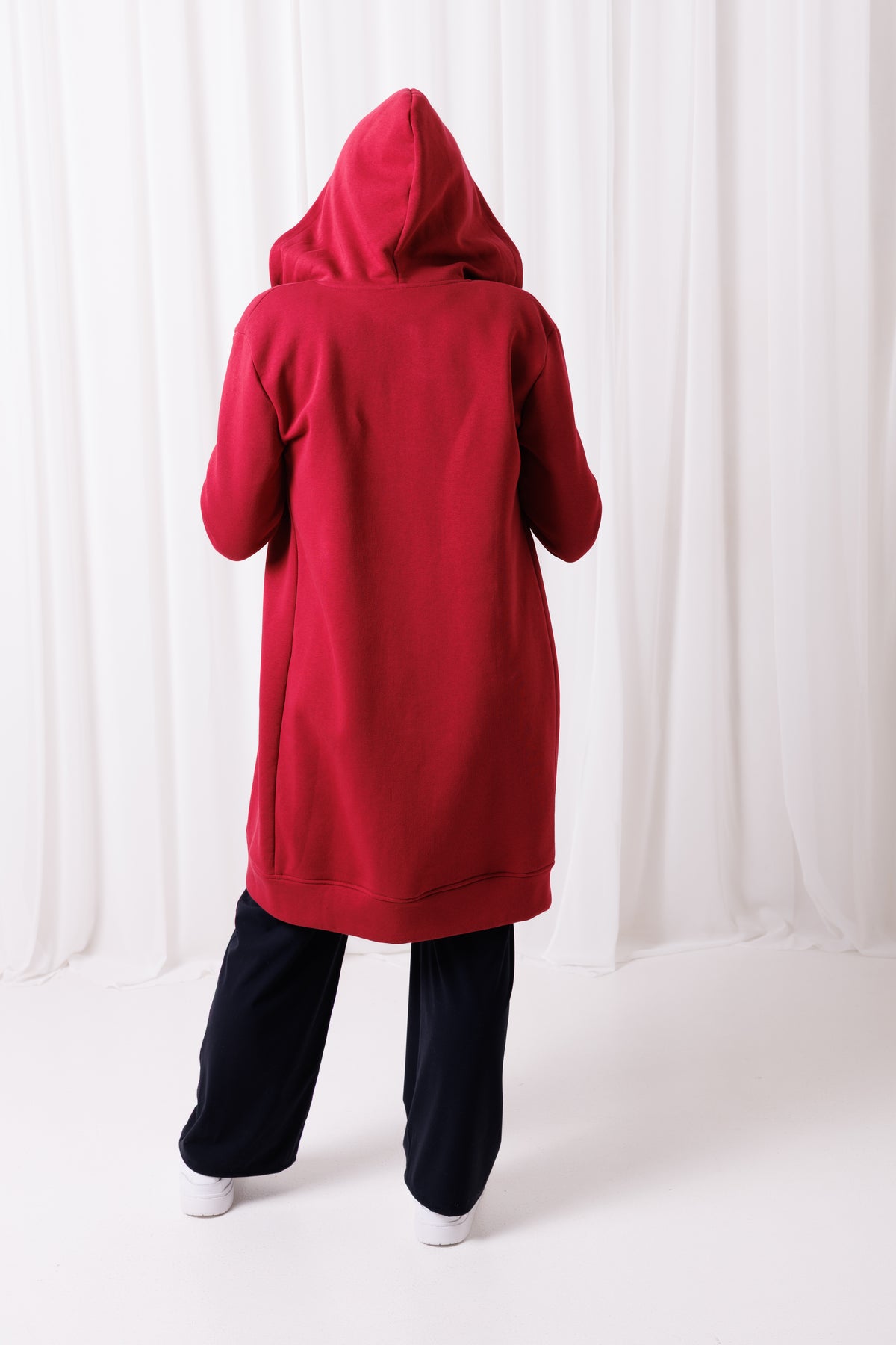 Zbliżenie na detal kaptura i tkaniny bluzy Long Bordo BalticBird – miękka bawełna premium