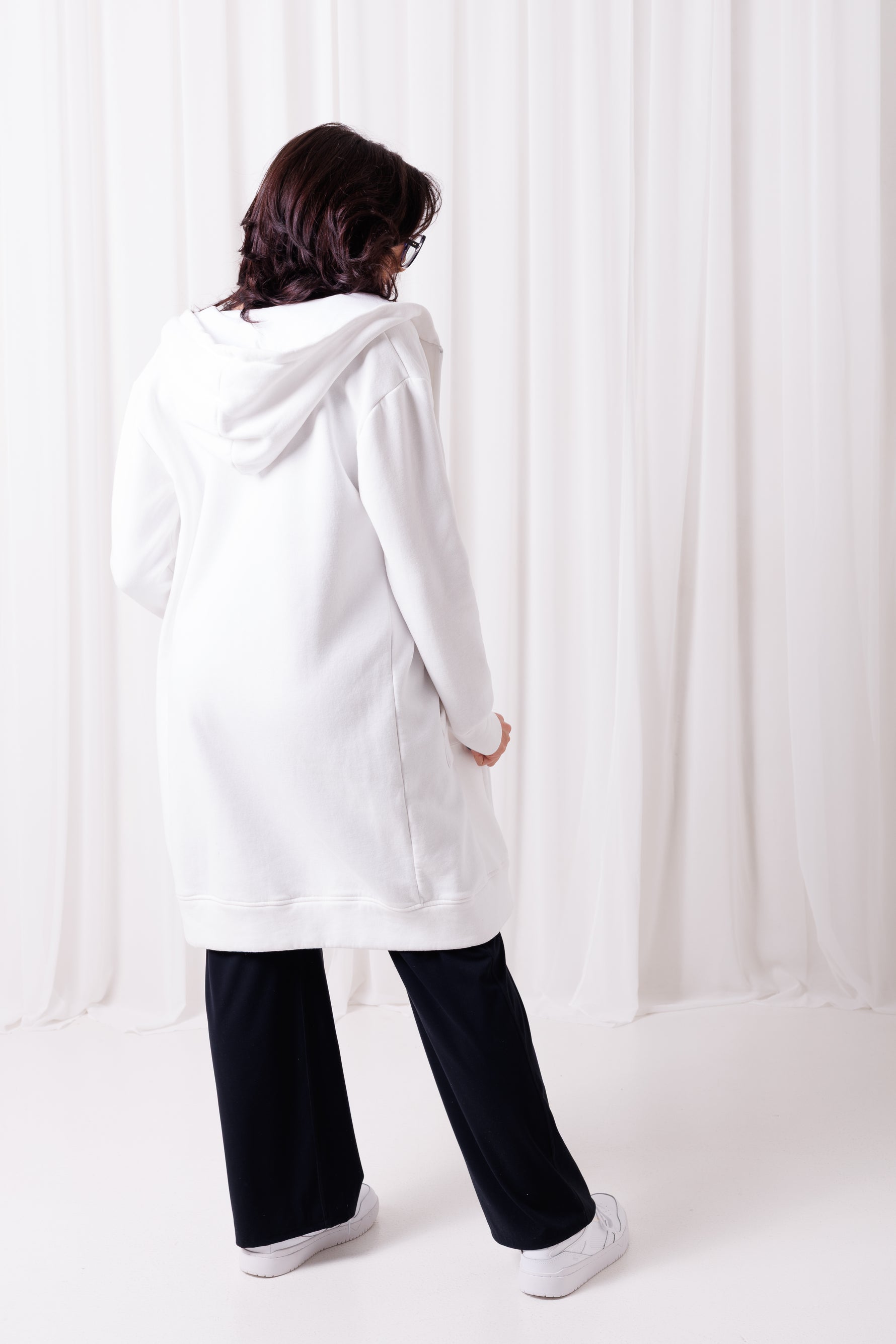 Długa biała bluza BalticBird Long z kapturem – kobiecy oversize z bawełny premium.