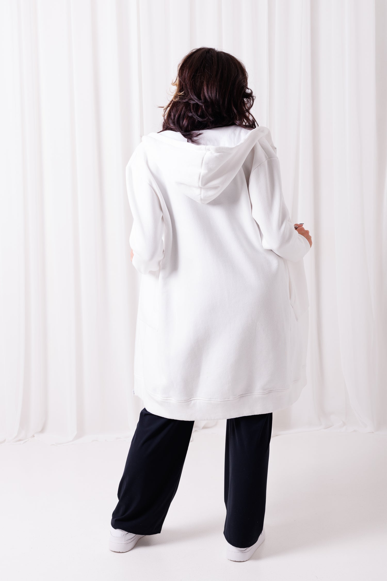 Bluza Long White BalticBird – widok z tyłu, długość do kolan, fason oversize.