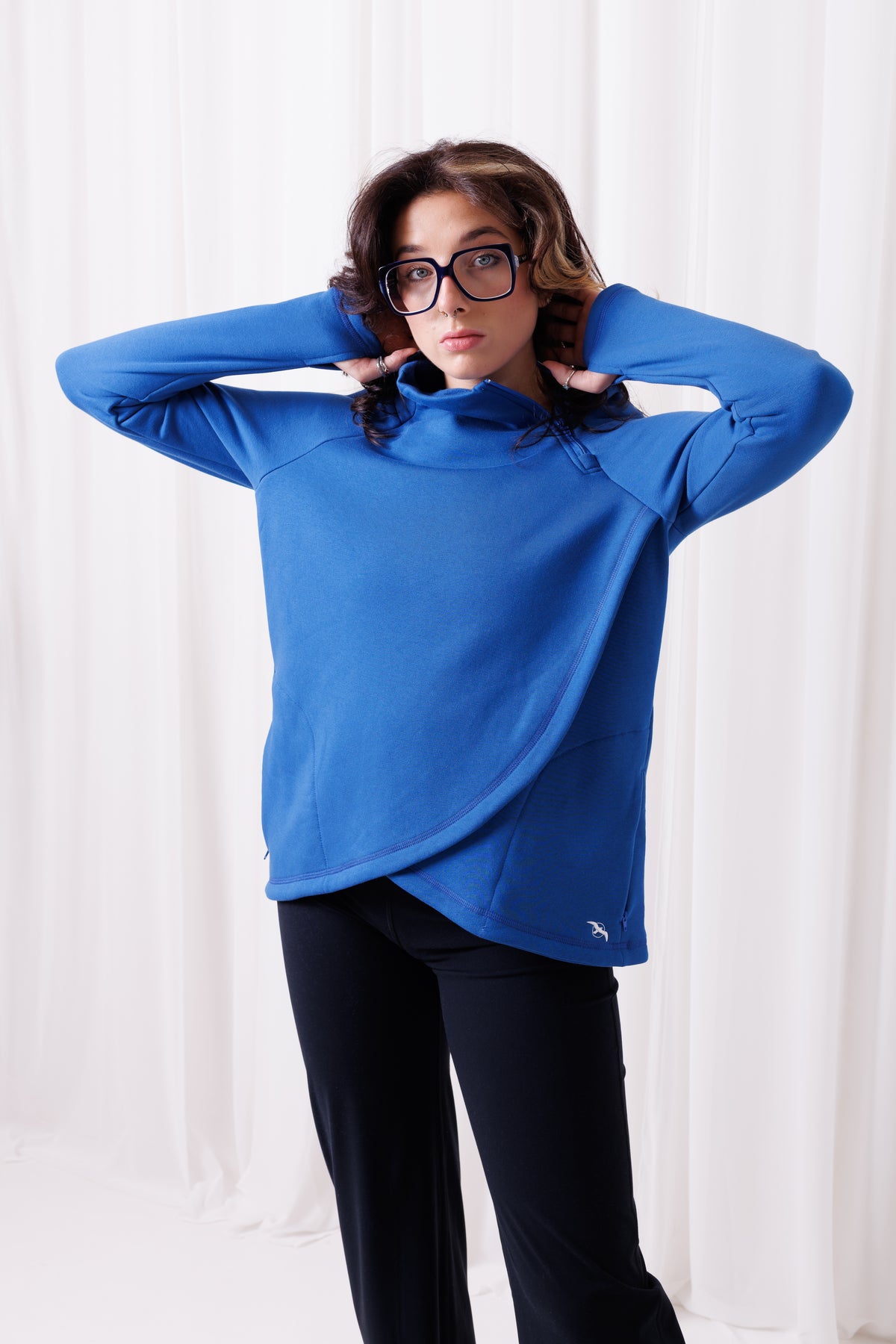 Bluza Papaya BalticBird z krótkim zamkiem i stójką, wykonana z niebieskiej bawełny premium.