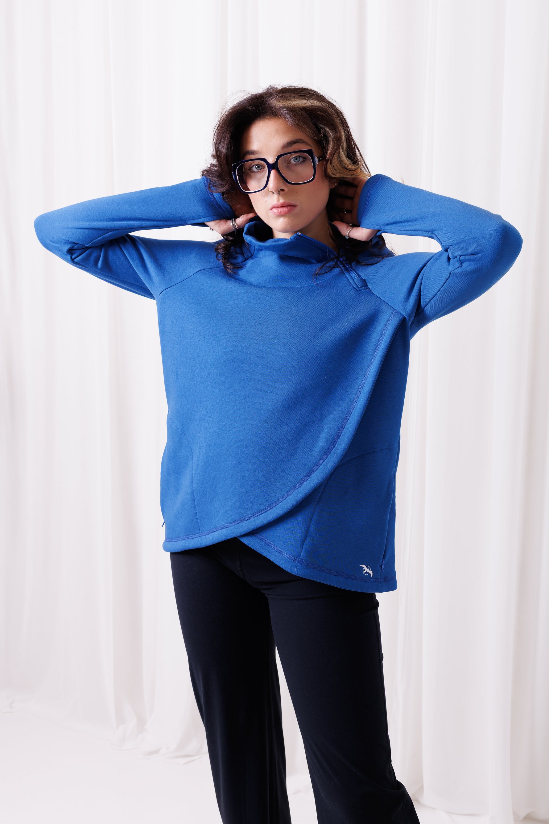 Bluza Papaya BalticBird z krótkim zamkiem i stójką, wykonana z niebieskiej bawełny premium.