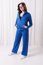 Kobieta w niebieskim komplecie BalticBird – spodnie Loose i bluza Papaya z bawełny premium, total look w odcieniu blue.